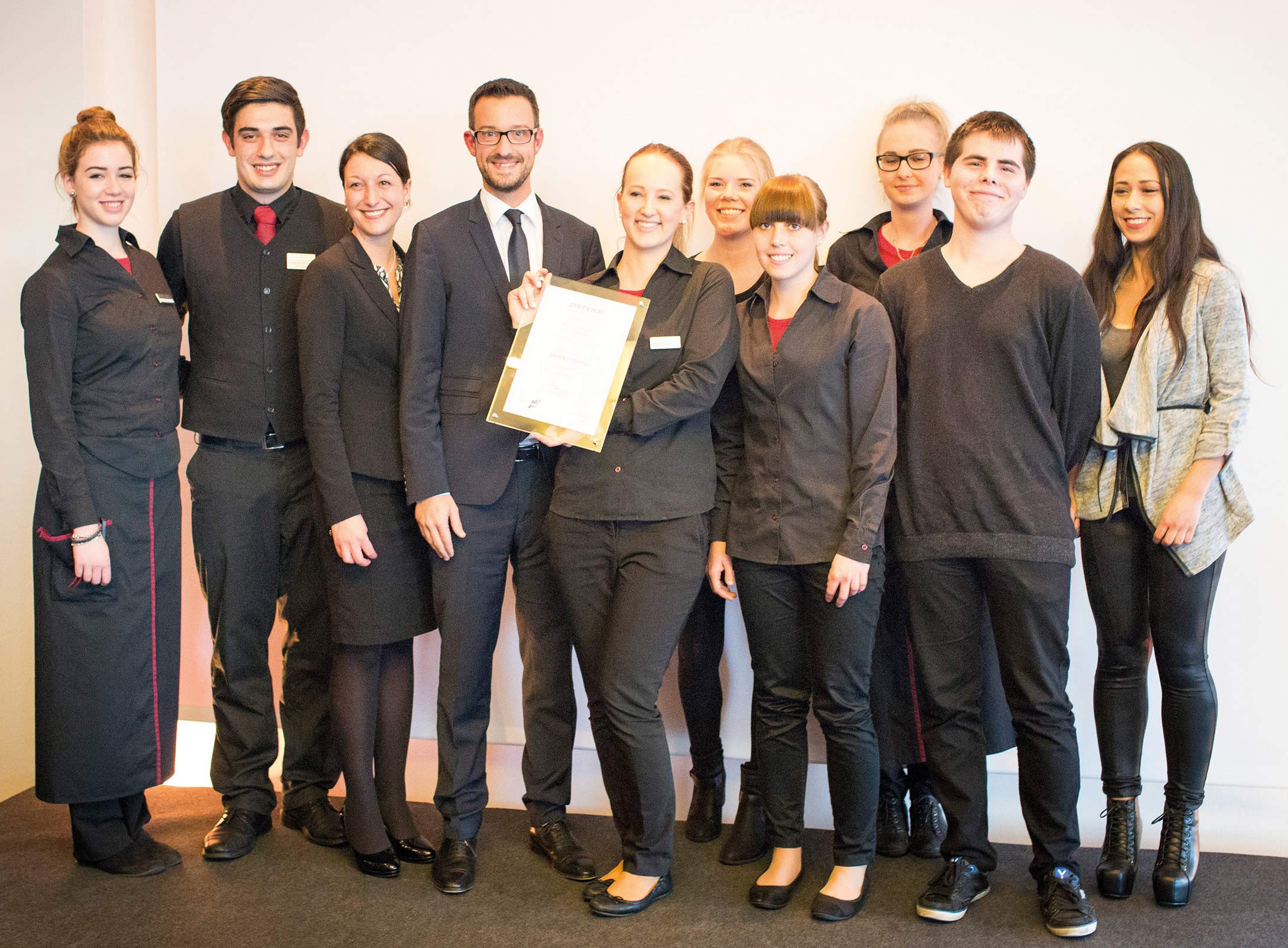 Elouan Pcheur mit Sanja Pisacic und Azubis aus dem Parkhotel Stuttgart Messe-Airport